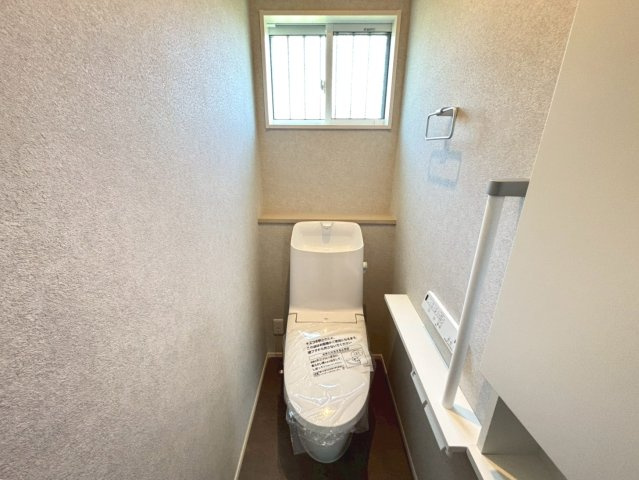 新築戸建　瑞穂市穂積　全2区画分譲のトイレ|節水省エネの温水洗浄便座です。お掃除のしやすさを究めたフチなし形状でお手入れ楽々。