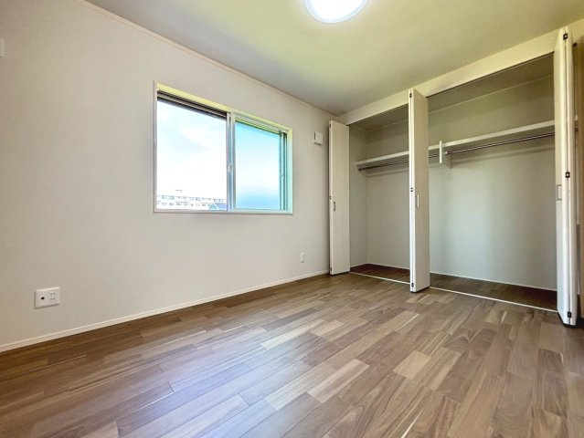 新築戸建　瑞穂市穂積　全2区画分譲の洋室|全居室にたっぷり収納できる大型収納を設置。窓ガラスは断熱性能や結露防止効果の高いペアガラスです。