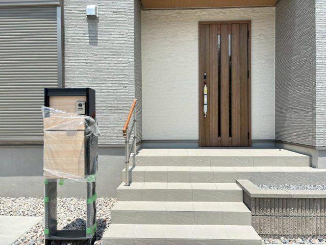 新築戸建　瑞穂市穂積　全2区画分譲の玄関|玄関ドアの鍵はディンプルキーと内側はサムターンキーになっており防犯性の高い仕様になっています。