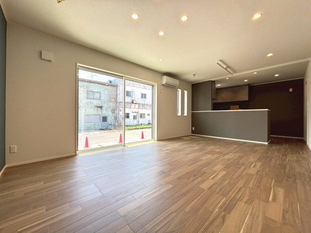 新築戸建　瑞穂市穂積　全2区画分譲の居間・リビング|南向きで日当たりもよく大きな窓がリビング全体に光と風を運びます。ご家族でゆとりある暮らしができます。