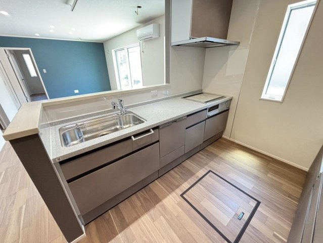 新築戸建　瑞穂市穂積　全2区画分譲のキッチン|機能的なシステムキッチンです。収納力に優れた大容量の引出しでキッチン回りがスッキリ片付きます。