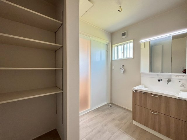 新築戸建　瑞穂市穂積　全2区画分譲の独立洗面台|洗面洗髪化粧台です。物件により三面鏡または一面鏡の場合があります。詳しくは担当者までお問合せ下さい。