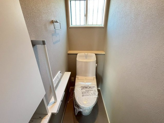 新築戸建　瑞穂市穂積　全2区画分譲のトイレ|節水省エネの温水洗浄便座です。お掃除のしやすさを究めたフチなし形状でお手入れ楽々。