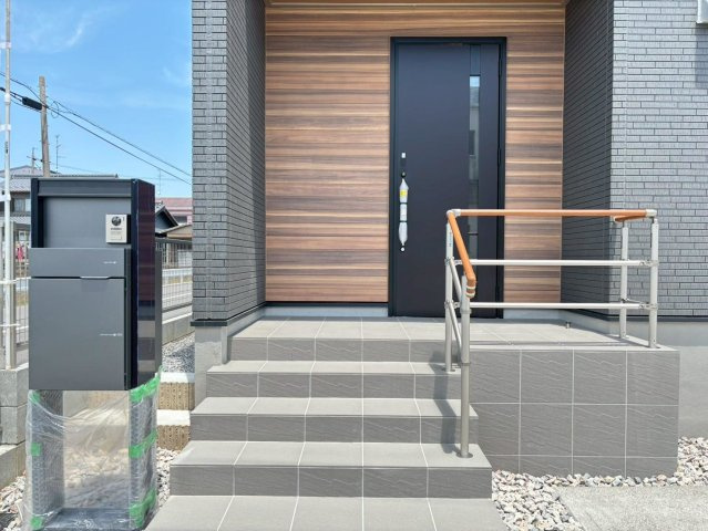 新築戸建　瑞穂市穂積　全2区画分譲の玄関|玄関ドアの鍵はディンプルキーと内側はサムターンキーになっており防犯性の高い仕様になっています。