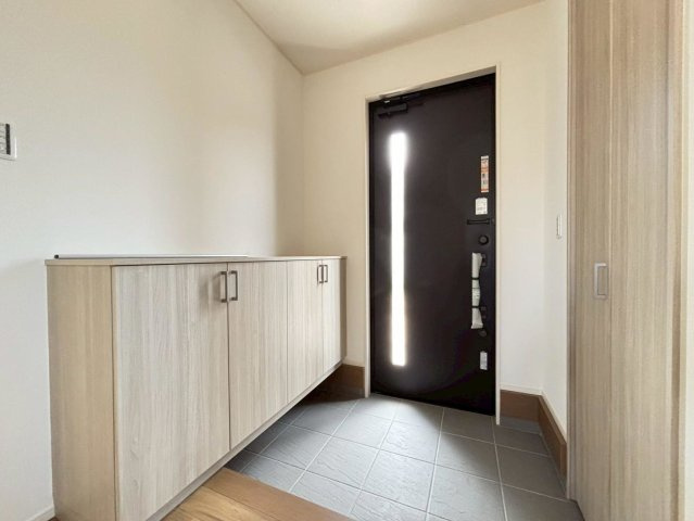新築戸建　瑞穂市穂積　全2区画分譲の玄関|大容量のシューズ収納付きで玄関周りもすっきり！玄関ドアからの光が玄関ホールを明るくしてくれます。