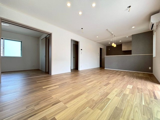 新築戸建　瑞穂市穂積　全2区画分譲の居間・リビング|南向きで日当たりもよく大きな窓がリビング全体に光と風を運びます。ご家族でゆとりある暮らしができます。