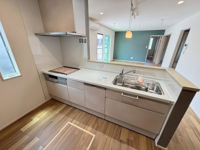 新築戸建　瑞穂市穂積　全2区画分譲のキッチン|機能的なシステムキッチンです。収納力に優れた大容量の引出しでキッチン回りがスッキリ片付きます。