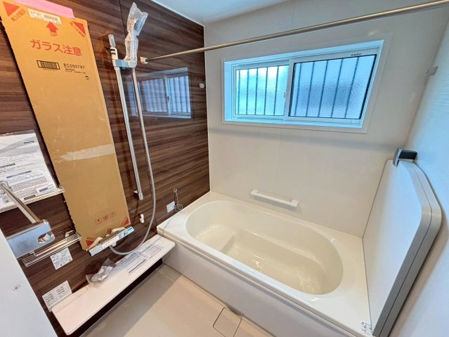 新築戸建　瑞穂市穂積　全2区画分譲の浴室|１坪タイプのバリアフリー設計でゆったりとくつろげる浴室・浴槽です。タイル床でカビの発生を抑制します。