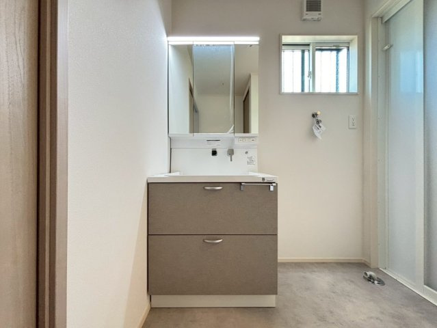 新築戸建　瑞穂市穂積　全2区画分譲の独立洗面台|洗面洗髪化粧台です。物件により三面鏡または一面鏡の場合があります。詳しくは担当者までお問合せ下さい。