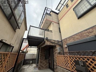 ルーフバルコニーが特徴的な3階建戸建