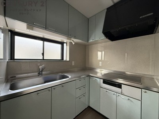 L字型の収納豊富なシステムキッチンIHコンロ