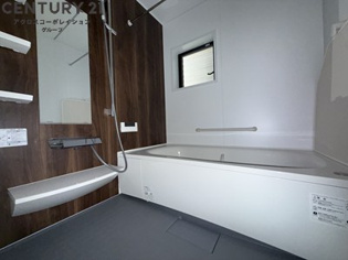 多機能な浴室・窓があり換気良好です