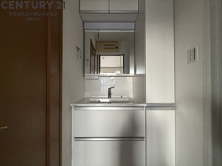 三面鏡の独立洗面台です