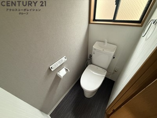 温水洗浄便座完備・窓があり換気良好