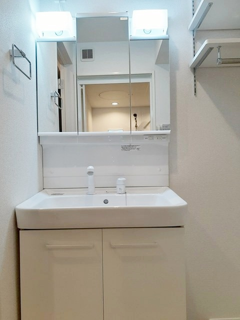 横浜市栄区飯島町のアパートの洗面所