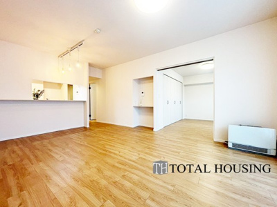 【居間・リビング】 | コープ野村大谷地 | 居室と隣接しており、引き戸を開放してリビングに空間を作ることもできます。リビングは毎日の暮らしの質を左右するメインステージ。住む人が快適に、健やかに過ごせるリビングで憩いの時間を。