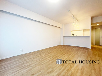 【居間・リビング】 | コープ野村大谷地 | ☆☆大空間リビングは家族のオアシスへ☆☆毎日家族が笑顔で生活する空間であるリビング。
広さと明るさには拘ってほしい空間です。お子様の成長に合わせて家具の配置なども広いからこそ可能です。