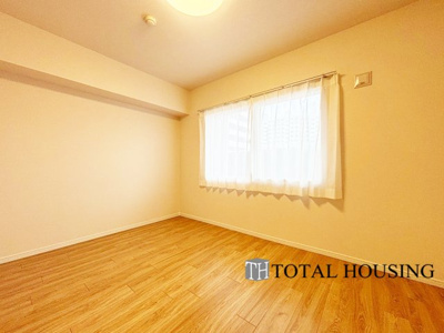 【洋室】 | コープ野村大谷地 | 洋室　約6.0帖
穏やかな光が差し込む室内には、穏やかな時間が流れます。休日には、落ち着いた空間で自分の趣味を楽しむのはいかがですか。