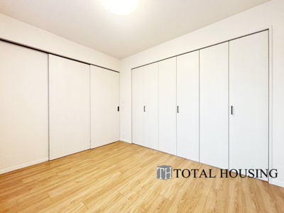 【洋室】 | コープ野村大谷地 | 洋室　約6.0帖
LDKと隣接した洋室はリビングから目が届く場所なので、お子様の遊び部屋・お昼寝スペースとして使うのもオススメです♪