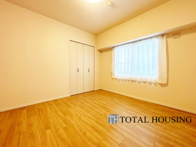 【洋室】 | コープ野村大谷地 | 洋室　約7.1帖
心と体をゆったりと安らげる洋室。お部屋のゆとりが大きい分だけ、暮らしの安らぎは深まります。次の日を心地よく迎えたいから、頑張った自身の心と体を労わる設計へ。