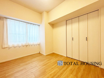 【洋室】 | コープ野村大谷地 | 洋室　約5.5帖
家族一人ひとりの大切なプライベート空間。趣味に合わせて使って頂けるようシンプルに仕上げてあります。暮らし心地を大きく左右する収納を、適材適所に配置し使い勝手を考慮しました。