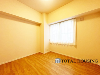 【洋室】 | コープ野村大谷地 | 洋室　約5.5帖
大きな窓からたっぷりの日差しが降り注ぐ明るい室内です。気持ちの良い朝日を受けて、目覚めの良い健康的な朝を迎えられそうです。