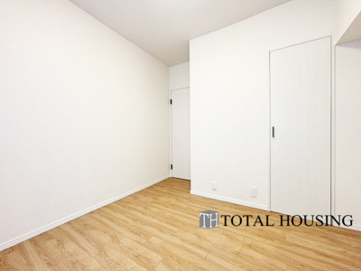 【洋室】 | コープ野村大谷地 | 洋室　約5.5帖
充分な広さと収納機能を備えた部屋はお子様の自発性と成長を促します。お子様の成長を支える、勉強や好きなことに没頭する学びの空間にどうぞ。