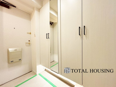 【玄関】 | コープ野村大谷地 | 出勤前の身支度チェックに欠かせない姿見を玄関に備え付けました。気持ちの良い一日の始まりは笑顔でスタート♪