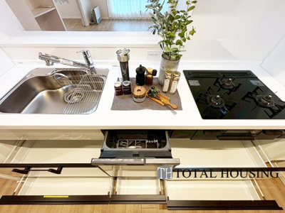 【キッチン】 | コープ野村大谷地 | 食器洗乾燥機付きで家族の食器もピカピカ。後片付けもラクラクこなせて、日々の生活には欠かせない便利設備。環境にもママの手にも優しいのがうれしいですね。