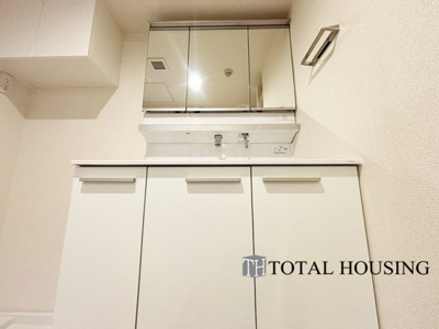 【独立洗面台】 | コープ野村大谷地 | 一日の始まりの朝、歯磨きをしたりメイクや髪をセットしたり・・・使いやすさが考えられた3面鏡です♪シャワー付水栓で洗面台でのシャンプーや毎日の掃除に大変便利ですね♪