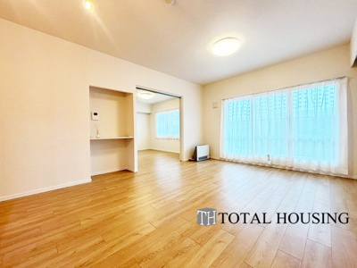 【居間・リビング】 | コープ野村大谷地 | 心身ともに癒される至福の空間。暖かな陽光が差し込み、心地よい風が吹き抜けるリビングで、家族や大切な人との楽しいひとときを過ごしませんか？理想の暮らしの始まりがここにあります。