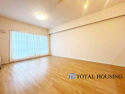 【居間・リビング】 | コープ野村大谷地 | 南東向きに大きく開いた窓からは、明るい陽射しが射し込みます。
爽やかな風が吹き抜ける心地良いリビングには、自然と家族が集まります。