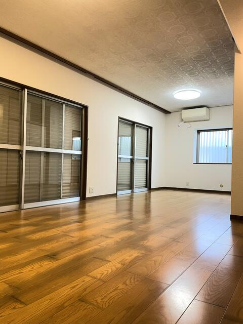 富岡３丁目貸家の居間・リビング