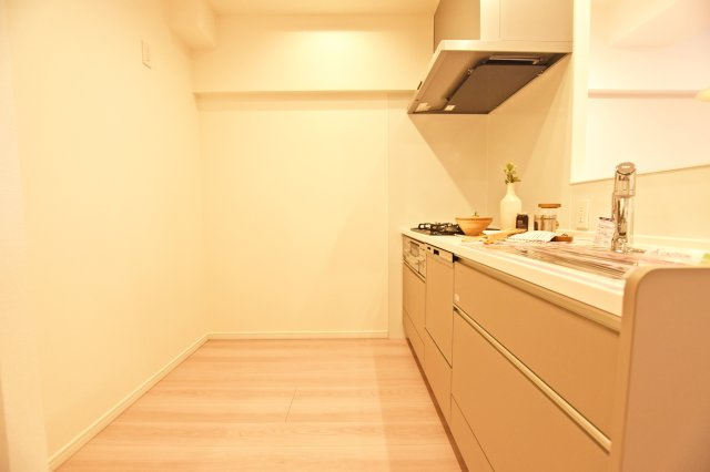 ニュー大阪ハイツのキッチン|キッチンスペースは食器棚と冷蔵庫を配置しても余裕の広さ。お料理中も人がすれ違えます。