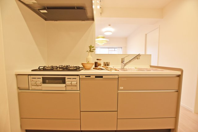 ニュー大阪ハイツのキッチン|広いワークトップはお料理の盛り付けをするのに便利です。又シンク下の収納スペースには大きなお鍋もスッポリ入ります。