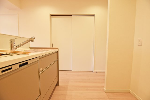 ニュー大阪ハイツのキッチン|対面式キッチンはお料理中でも家族との会話が弾むのがいいですね。