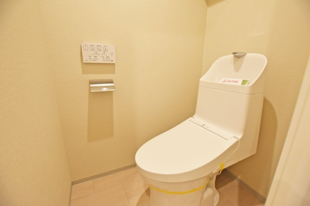 ニュー大阪ハイツのトイレ|一年中快適に利用できるウォシュレット付トイレです。
