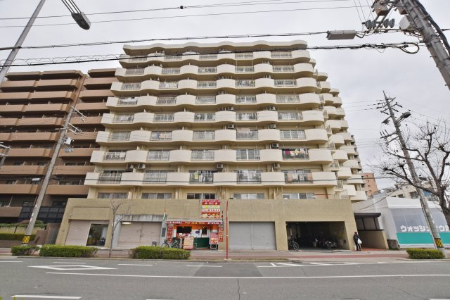 ニュー大阪ハイツの外観|JR「東淀川」駅徒歩2分の便利な立地の物件です。見学をご希望の方はお気軽にお問い合わせ下さい。