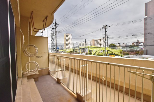ニュー大阪ハイツのバルコニー|南向きバルコニーは陽当たり良好。洗濯物を干すだけでなく、天気のいい日には気分転換もできますね。
