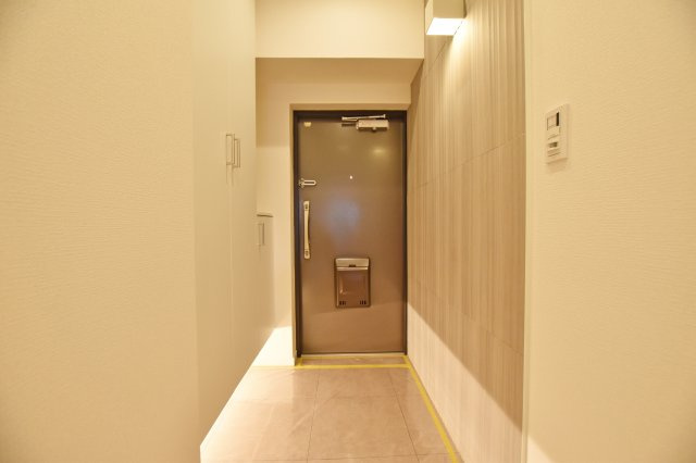 ニュー大阪ハイツの玄関|玄関横には収納スペース有。毎日使う場所だからきれいに片付けできるのが◎