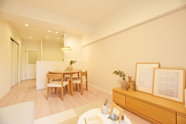 ニュー大阪ハイツの居間・リビング|家具の設置がしやすい形状のリビングなので実際の生活がイメージできるのが◎