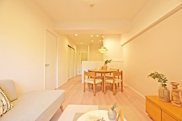 ニュー大阪ハイツの居間・リビング|2025年10月リフォーム済みです。いつでも室内を見学できますので、見学をご希望の方はお気軽にお問い合わせ下さい。