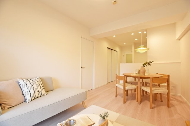 ニュー大阪ハイツの居間・リビング|家族の笑顔が自然と集まるリビングはくつろぎ空間ですね。