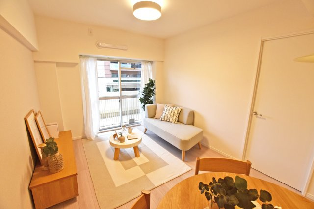 ニュー大阪ハイツの居間・リビング|南側に大きく開いた窓から明るい陽射しが差し込む空間です。