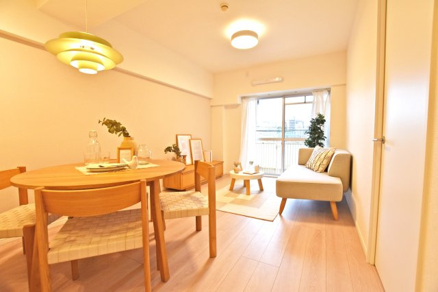 ニュー大阪ハイツの居間・リビング|ダイニングテーブルとソファーセットを配置しても余裕の広さです。