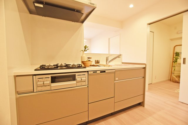 ニュー大阪ハイツのキッチン|新調のシステムキッチンは食洗機付。食後の片づけも楽ちんです。