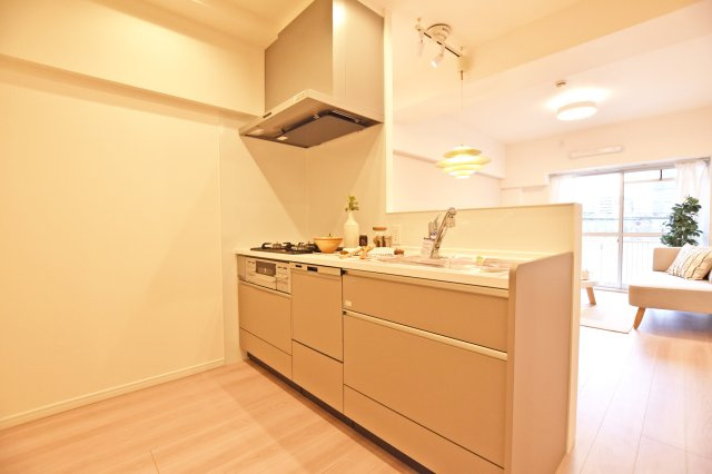 ニュー大阪ハイツのキッチン|キッチンからリビング全体が見渡せるので、小さなお子様がいるご家庭でも安心です。