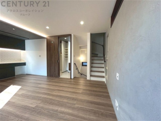 キッチン前のダイニングスペース　カウンターキッチンから料理の受け渡し等に便利です。ダイニングセットを置いても十分な広さを確保。