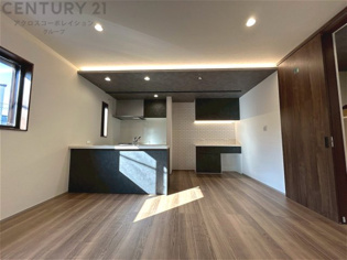 リビングダイニングは家族や友人とのコミュニケーションを楽しむ場所でくつろぎながら食事や会話を楽しめ、多目的に利用できリラックスできる空間です。家庭内の中心として機能し、快適な生活をサポートします。