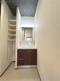 化粧品や洗顔料、歯ブラシなどの必需品をまとめて置ける収納スペースがあり、使用するたびに取り出す手間が省けます。また、水回りのため、濡れても大丈夫な素材が使用されており、お手入れが簡単です。